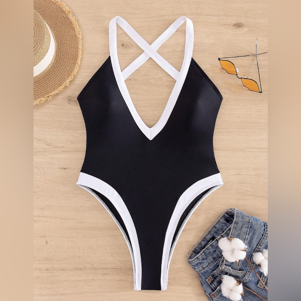 ๐ Deep V-Neck One-Piece Swimsuit - Picture 4 of 7